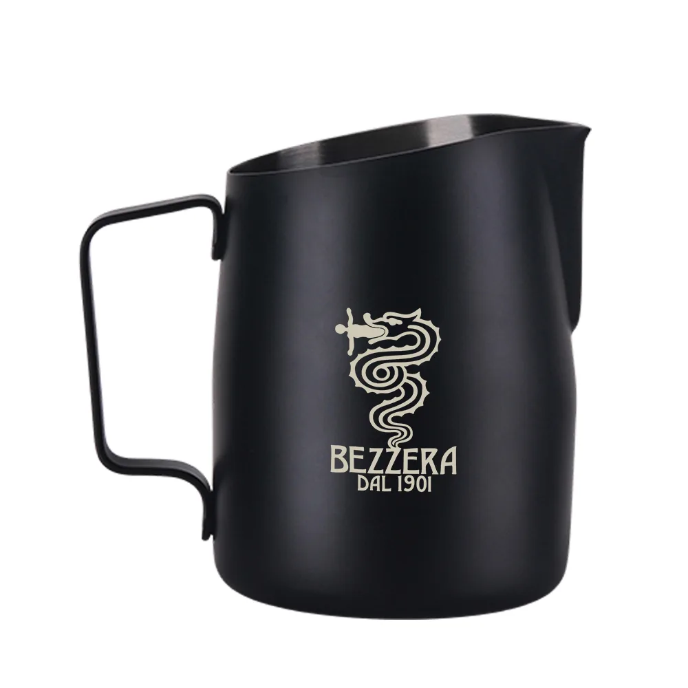 1431B斜口拉花杯450cc(消光黑-尖口)Bezzera 貝澤拉 logo